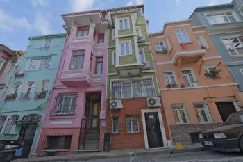 مبنى بمنطقة بلاط المشهورة للبيع في اسطنبول مناسب جداً لتحقيق عوائد عبر منصة إيربنب (Airbnb)